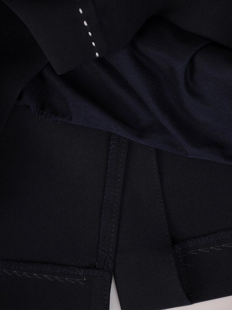 Elegancka granatowa sukienka wizytowa o prostym kroju – tuszujący fason z rękawem 3/4 i przeszyciami 21795