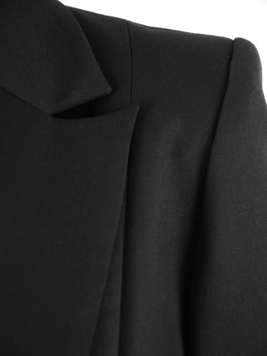 Elegancki czarny komplet damski ze spodniami w kant – prosty fason wysmuklający sylwetkę 38296