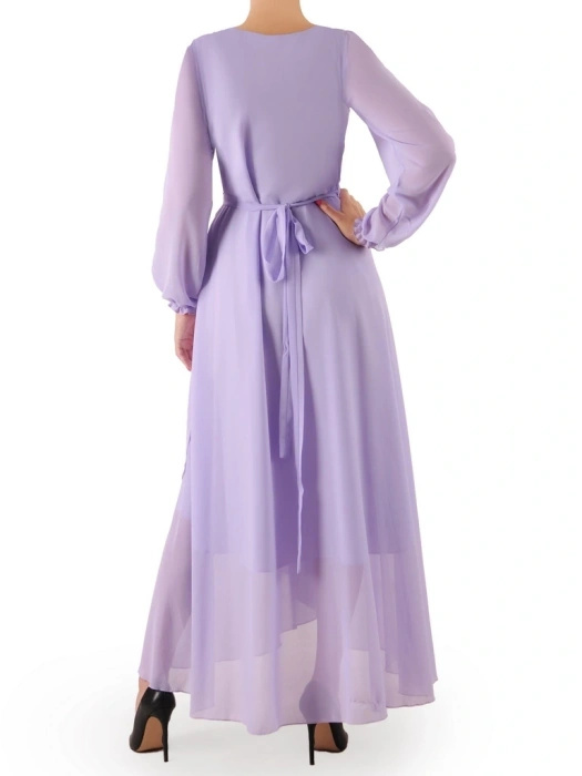 Elegancka liliowa sukienka maxi rozkloszowana – efektowne rozcięcia na rękawach i pasek w talii 36172