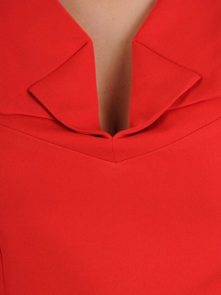 Elegancka czerwona sukienka ołówkowa z kołnierzykiem – stylowy fason podkreślający figurę 19674