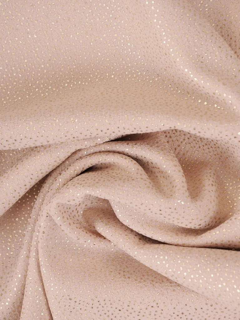 Elegancka beżowa sukienka tuba midi z kimono 3/4 – subtelnie połyskująca kreacja wizytowa z zapięciem na plecach 36097