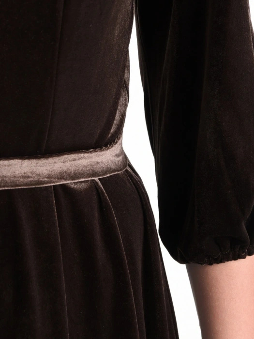 Gładka brązowa sukienka rozkloszowana maxi – stylowy fason z paskiem wysmuklającym sylwetkę 41026