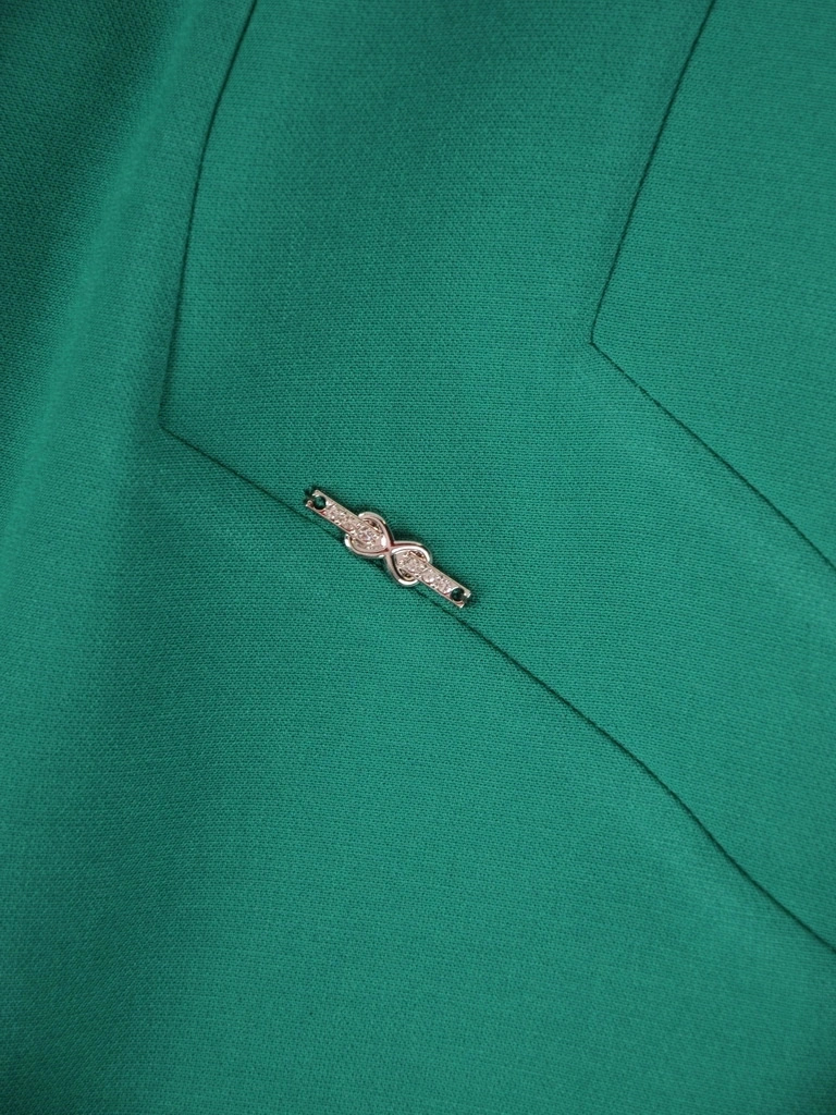 Zielona wizytowa sukienka midi z rękawem 3/4 – prosty krój z ozdobnym dekoltem 39195