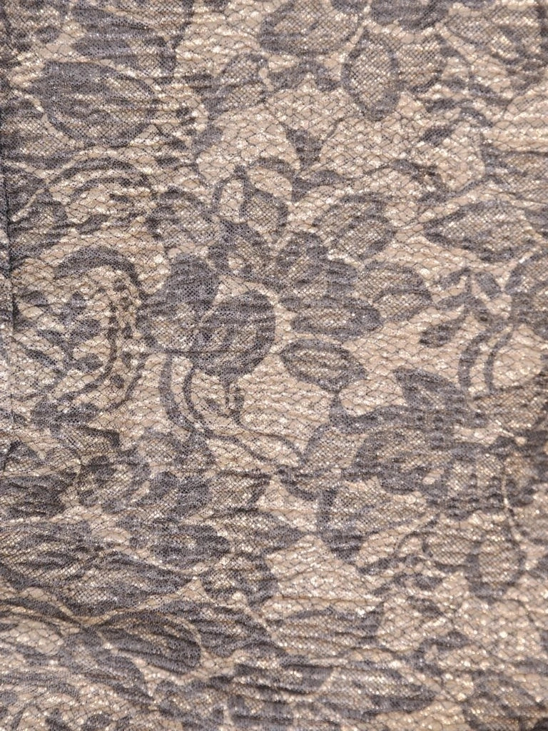 Elegancka szara sukienka w złote kwiaty na wesele – wysmuklający dekolt serek i rękawy 3/4 27765