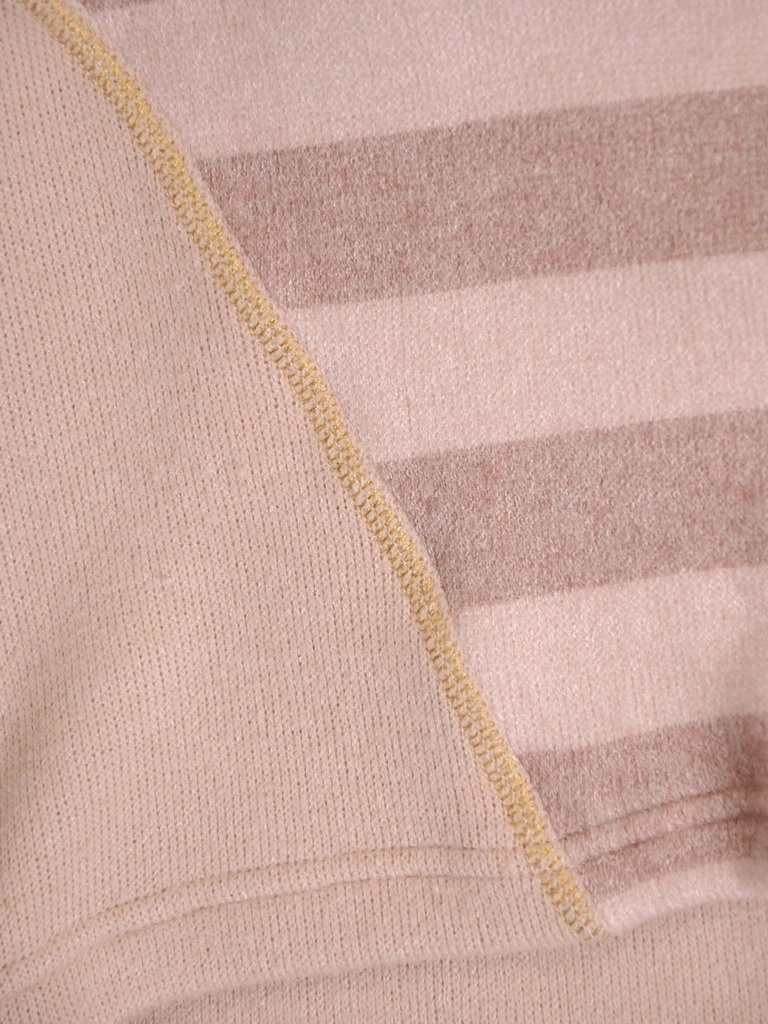 Elegancki sweter damski w paski o prostym kroju – wstawki wyszczuplające na chłodne dni 34826