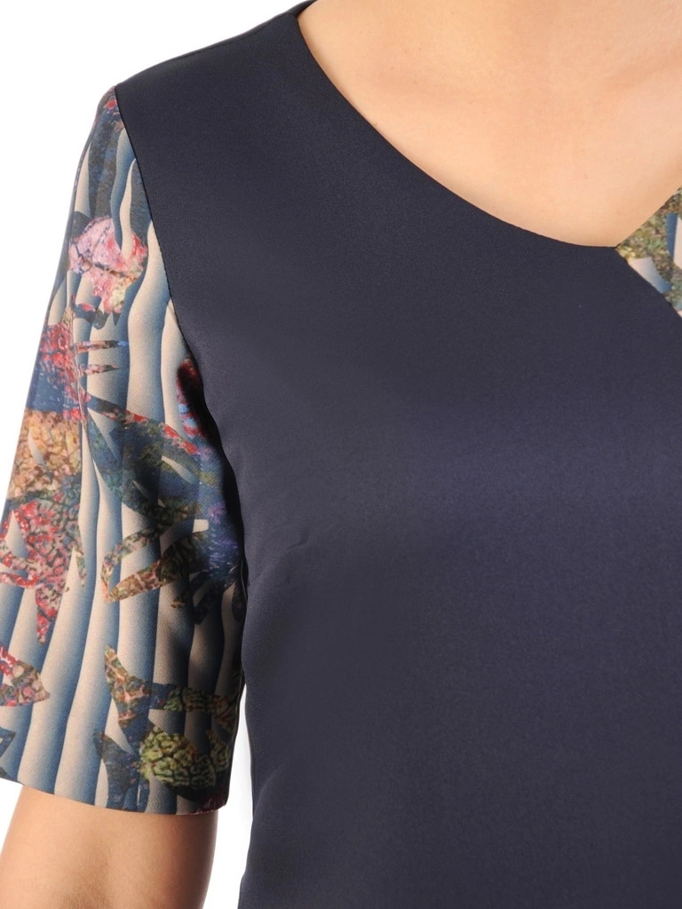 Elegancka sukienka midi o prostym kroju w kwiaty – wysmuklający fason ze stylowym dekoltem w serek 34494