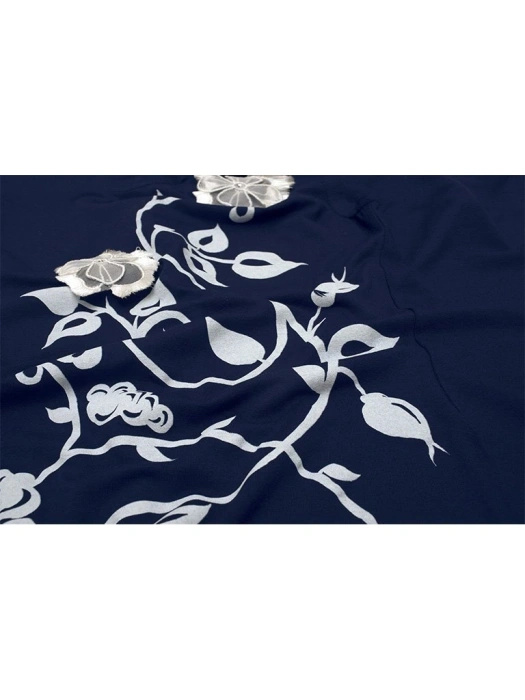 Elegancka granatowa bluzka wiskozowa w kwiaty – prosty krój z dekoltem na plecach 15544