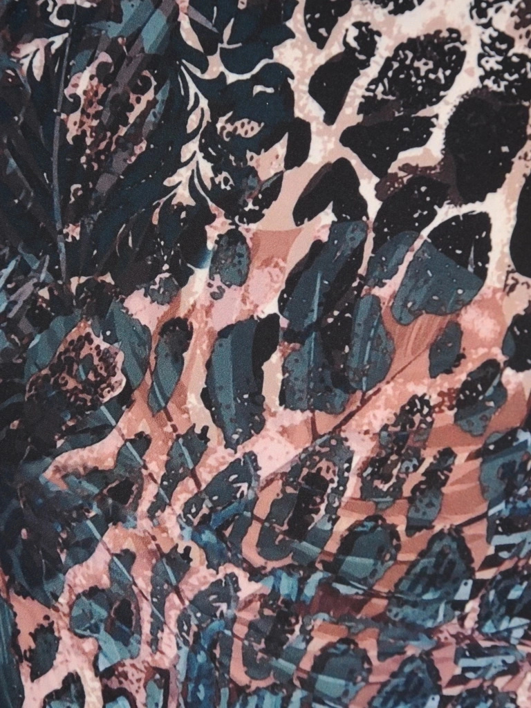 Elegancka sukienka midi w odcieniach butelkowej zieleni – prosty fason z kobiecym wiązaniem 34398