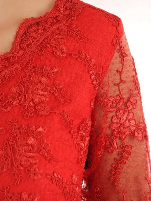 Czerwona sukienka trapezowa na święta i andrzejki – koronkowe rękawy i kobiecy dół z falbaną 26426