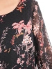 Czarna sukienka plus size w kwiaty – wyszczuplający fason midi z falbanami i rękawem 3/4 29049