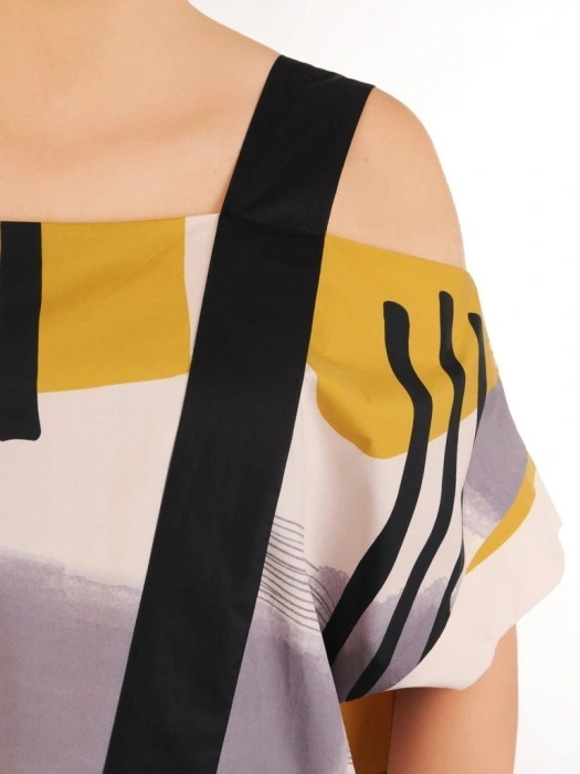 Żółta sukienka tuba w wzory z rękawami kimono – swobodny fason z rozcięciem na lato 30081