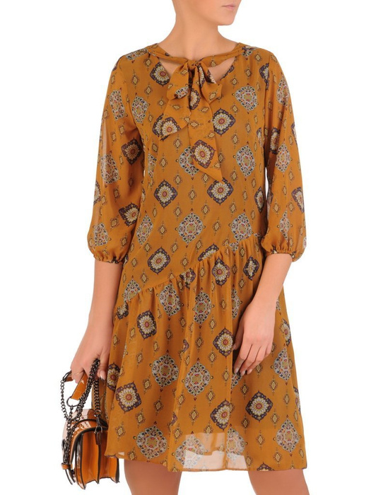 Musztardowa sukienka, kreacja z ozdobnym wiązanym dekoltem 27890