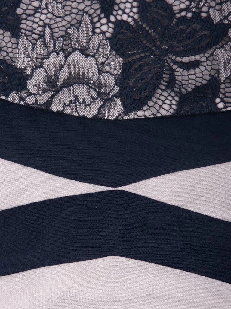 Elegancka sukienka ołówkowa midi w kwiaty – wstawki optycznie wysmuklające sylwetkę 14185