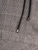 Elegancka prosta sukienka midi w kratę z rękawem 3/4 – fason z baskinką wysmuklający proporcje 33924