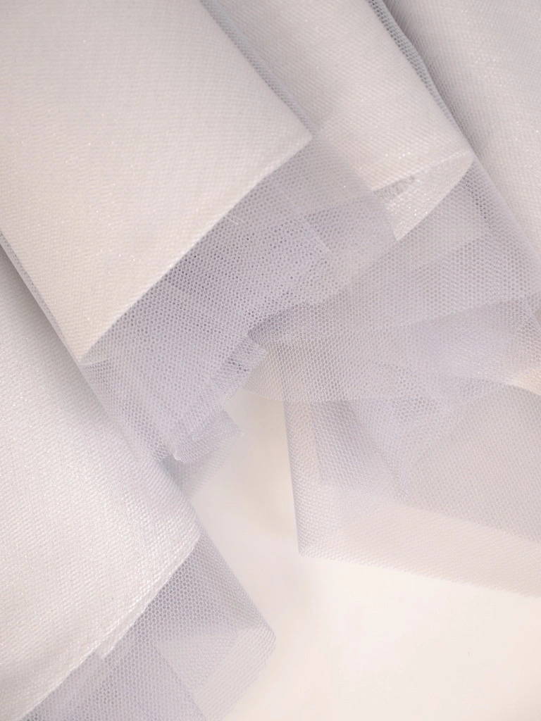 Srebrna sukienka wieczorowa maxi z dekoltem serek – zwiewny rozkloszowany dół z błyszczącą nitką 32912