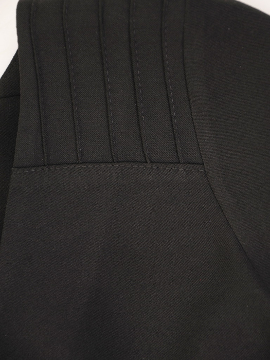 Elegancka, czarna bluzka damska z ozdobnymi przeszyciami 31503
