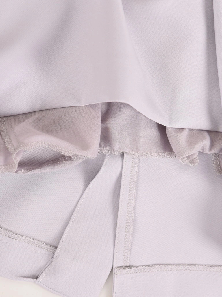 Elegancka sukienka midi w kwiaty na wesele – prosty fason w gołębim odcieniu 32632