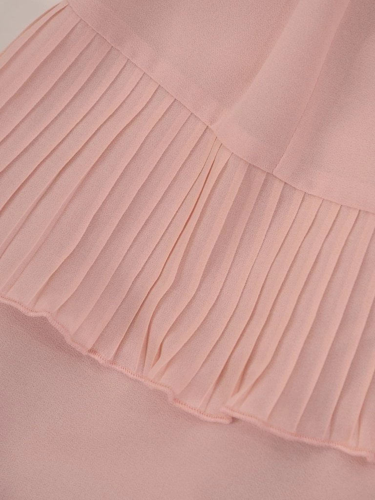 Elegancka sukienka koktajlowa pudrowy róż – prosty fason midi z rozszerzanymi rękawami 26361