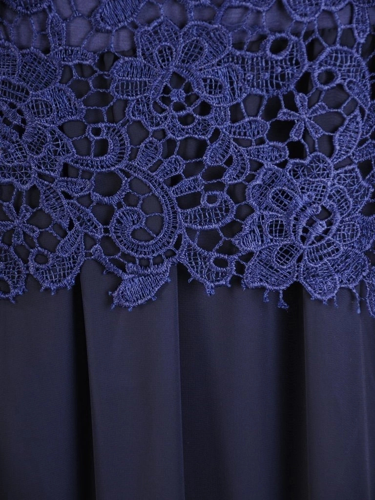 Elegancka sukienka rozkloszowana midi w kolorze granatowym – kobiecy fason z ozdobnym dołem 30212