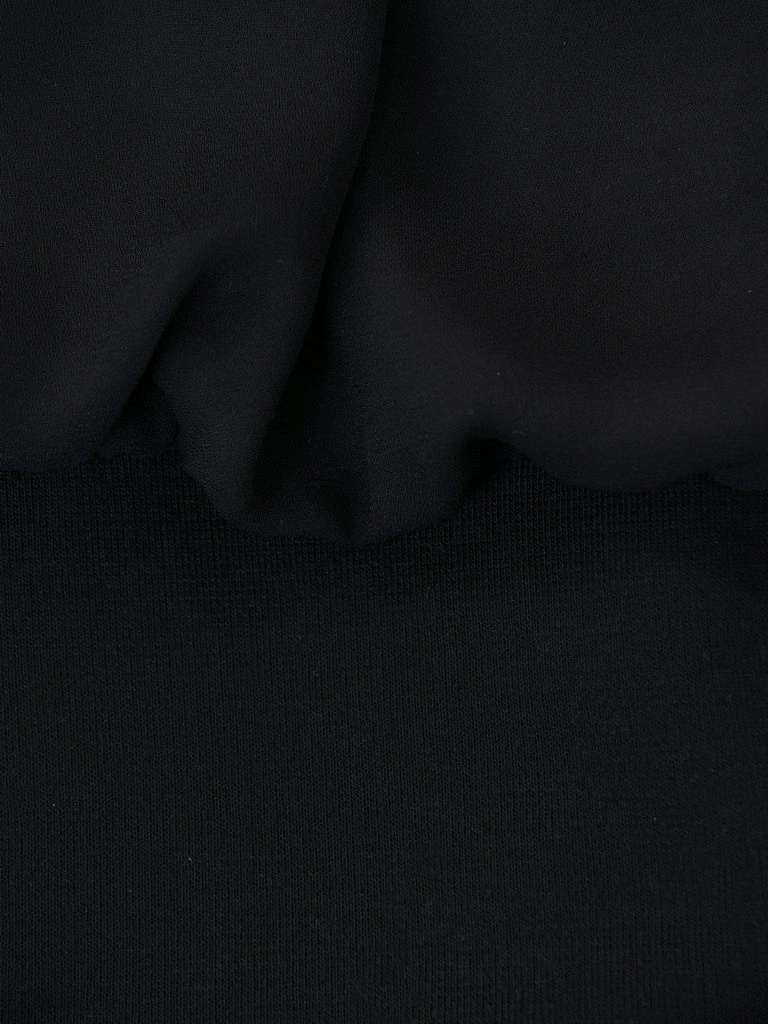 Elegancka czarna sukienka wizytowa z długim rękawem – stylowy dekolt z biżuteryjnym łańcuszkiem 8238