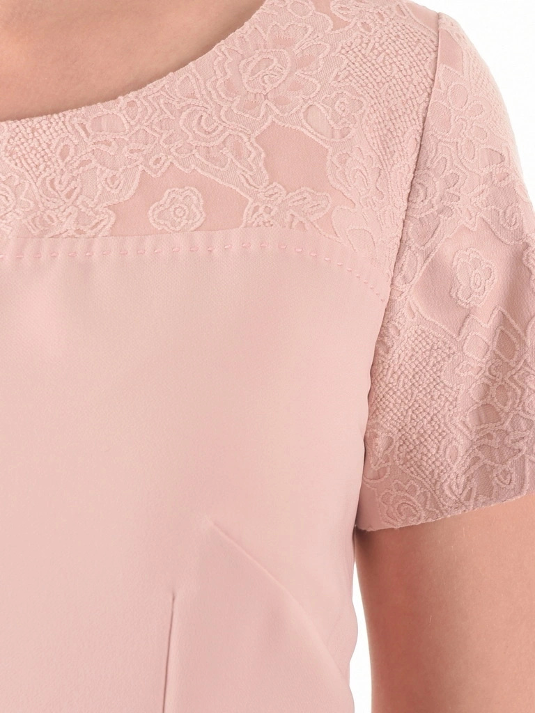 Sukienka w kolorze brudnego różu o prostym kroju z dekoltem łódka – elegancki fason do kolan 39823