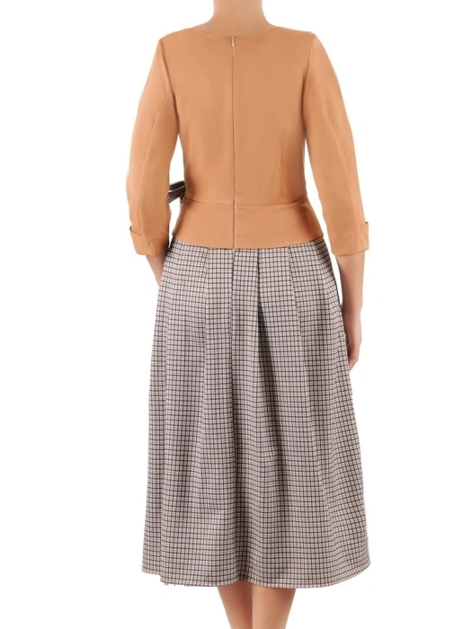 Elegancka beżowa sukienka midi w pepitkę – rozkloszowany fason z baskinką modelujący talię 36782