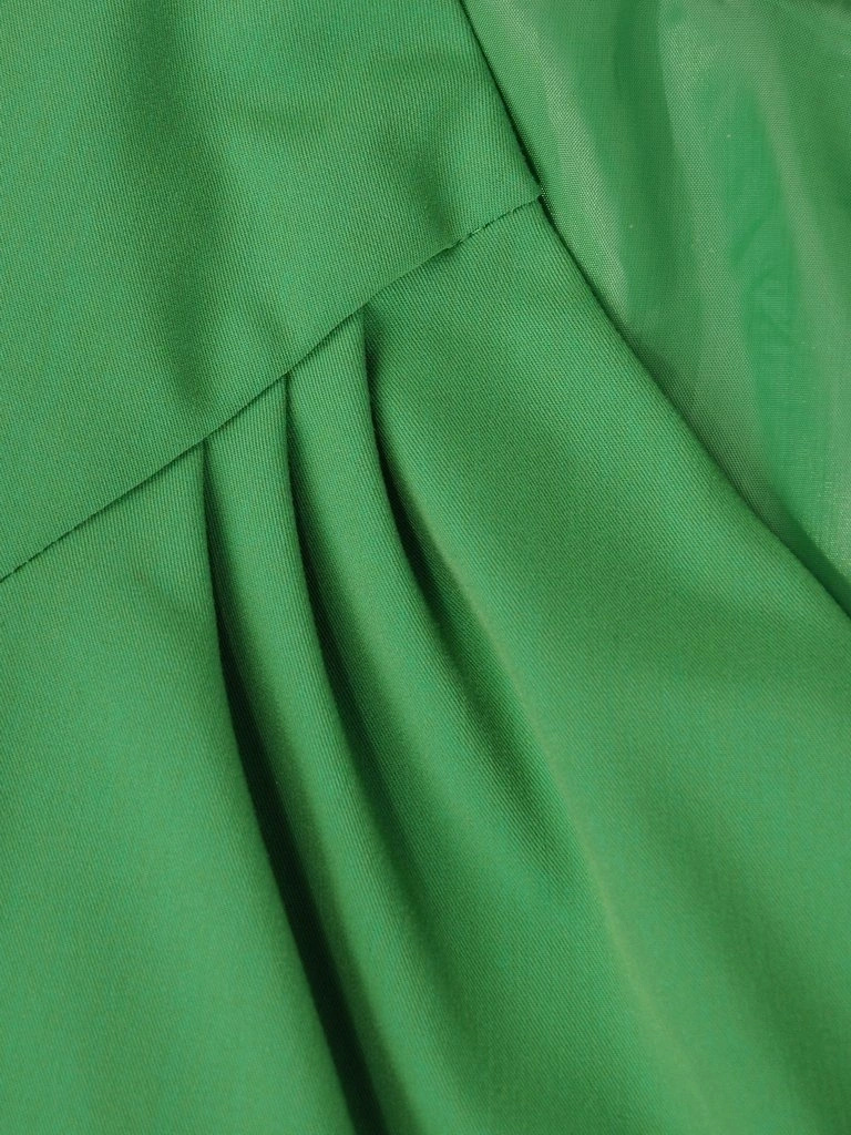 Jasnozielona sukienka kopertowa midi z rękawem 3/4 – wysmuklające marszczenie i elegancki dekolt serek 5860