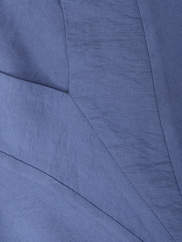 Niebieski komplet damski ze spodniami jeans – luźny fason z dekoltem w serek i paskiem 39952