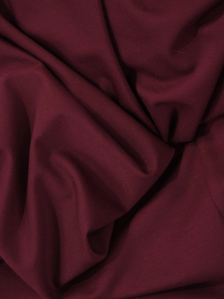 Bordowa sukienka midi z rozcięciem – prosty fason z eleganckim marszczeniem 40938