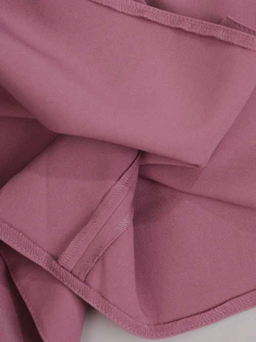 Wizytowa sukienka rozkloszowana midi wrzosowa – kobiece kontrafałdy i modelujący pasek 16686