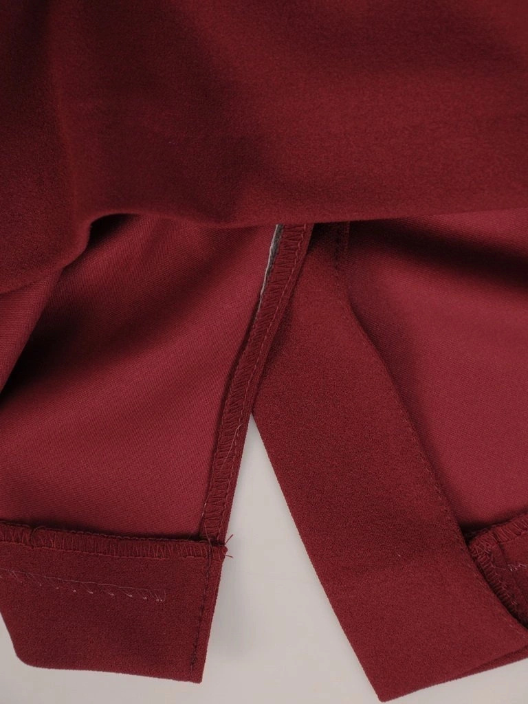Elegancka czerwona sukienka midi na przyjęcia – prosty fason z dekoracyjnym suwakiem z tyłu 27049