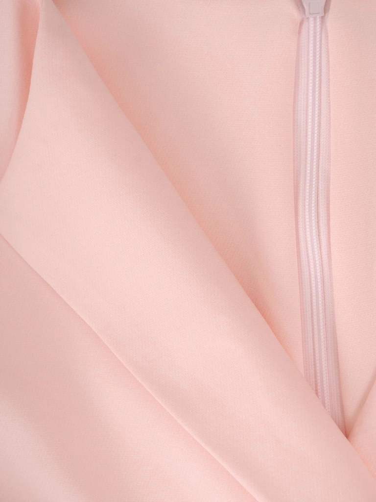 Elegancka sukienka wizytowa w liście pudrowy róż – kopertowy krój podkreślający talię 36255