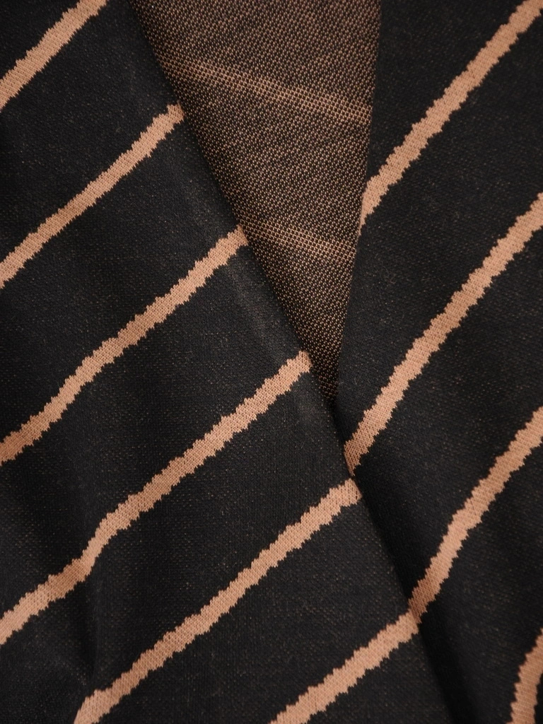 Elegancka czarna sukienka dzianinowa w paski – prosty fason wysmuklający sylwetkę 37001
