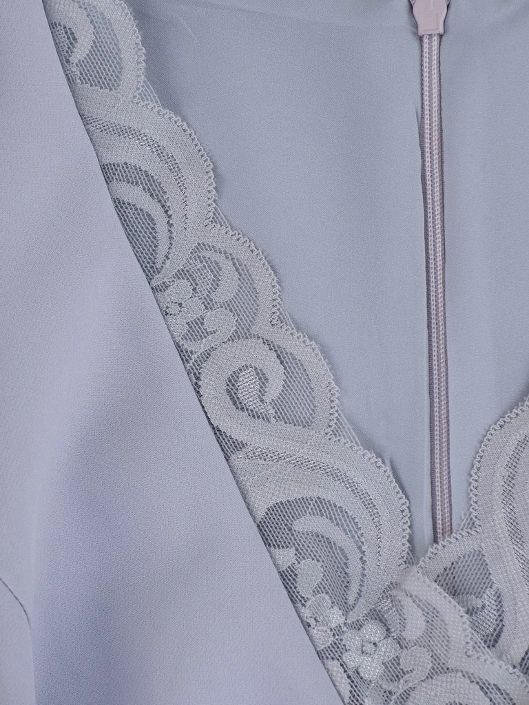 Popielata sukienka wizytowa asymetryczna – optycznie wysmuklający fason z koronką i kieszeniami 12088
