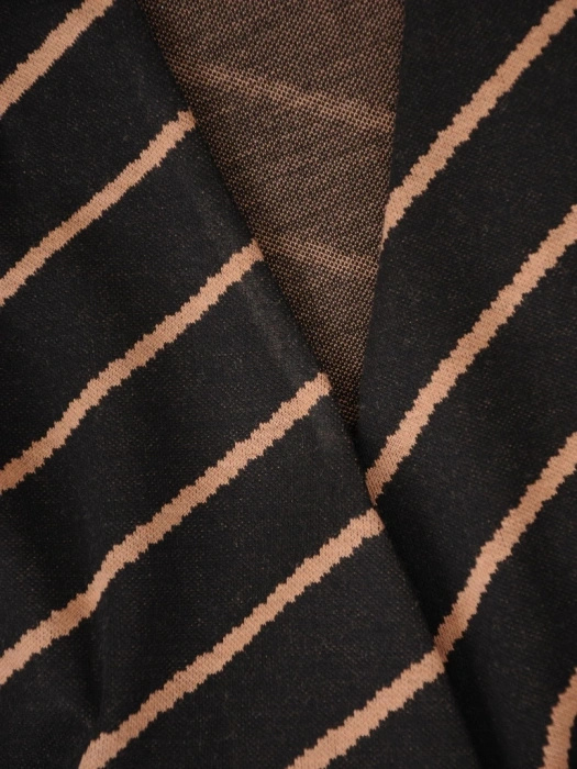 Elegancka czarna sukienka dzianinowa w paski – prosty fason wysmuklający sylwetkę 37001