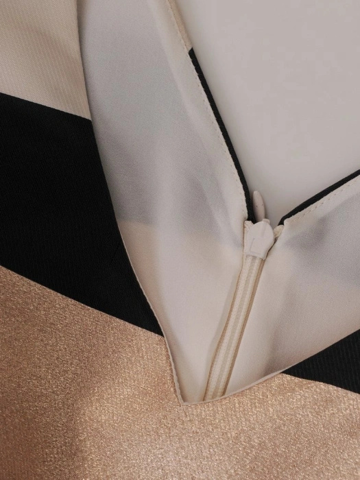 Elegancka sukienka krótka w paski na wesele – rozkloszowany fason z dekoltem w serek 8578