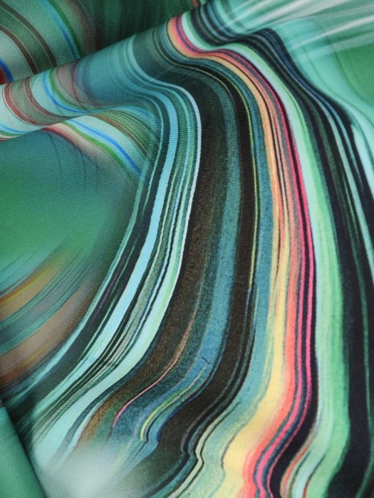 Wizytowa sukienka rozkloszowana zielona – kobiecy krój z baskinką i paskiem modelujący sylwetkę 35699
