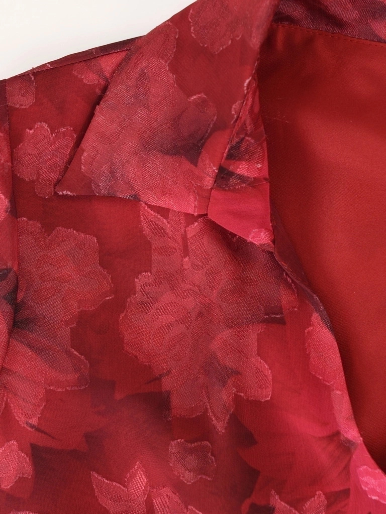 Elegancka bordowa sukienka koktajlowa w kwiaty – rozkloszowany fason midi pięknie podkreślający talię 39859