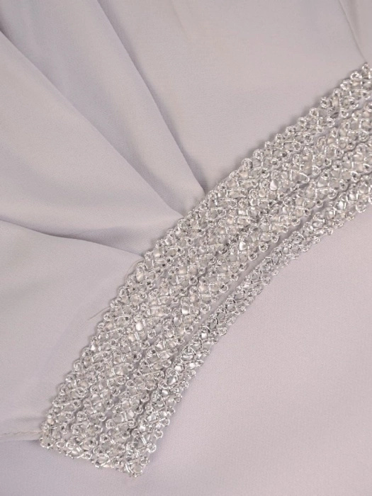 Elegancka popielata sukienka wizytowa na wesele – zwiewna narzutka wysmuklająca sylwetkę 26327