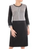 Elegancka sukienka do pracy w pepitkę midi – prosty fason z ozdobnymi mankietami 35534