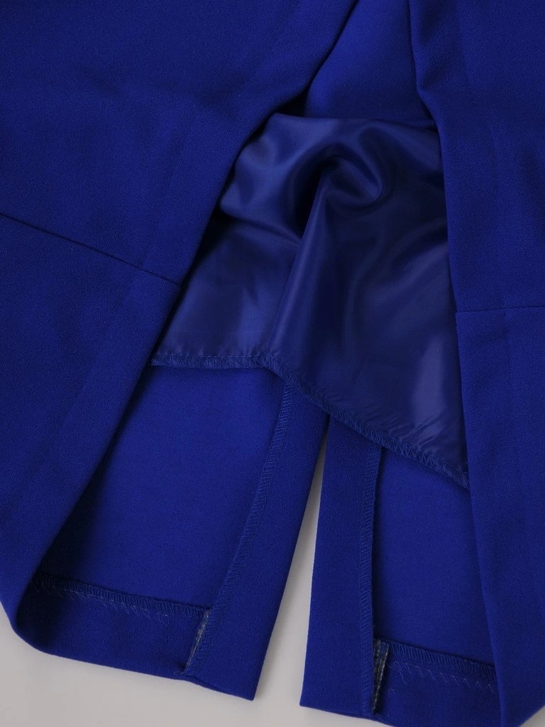 Elegancka chabrowa sukienka na wesele midi – prosty fason z połyskującym akcentem i zakładkami 7777