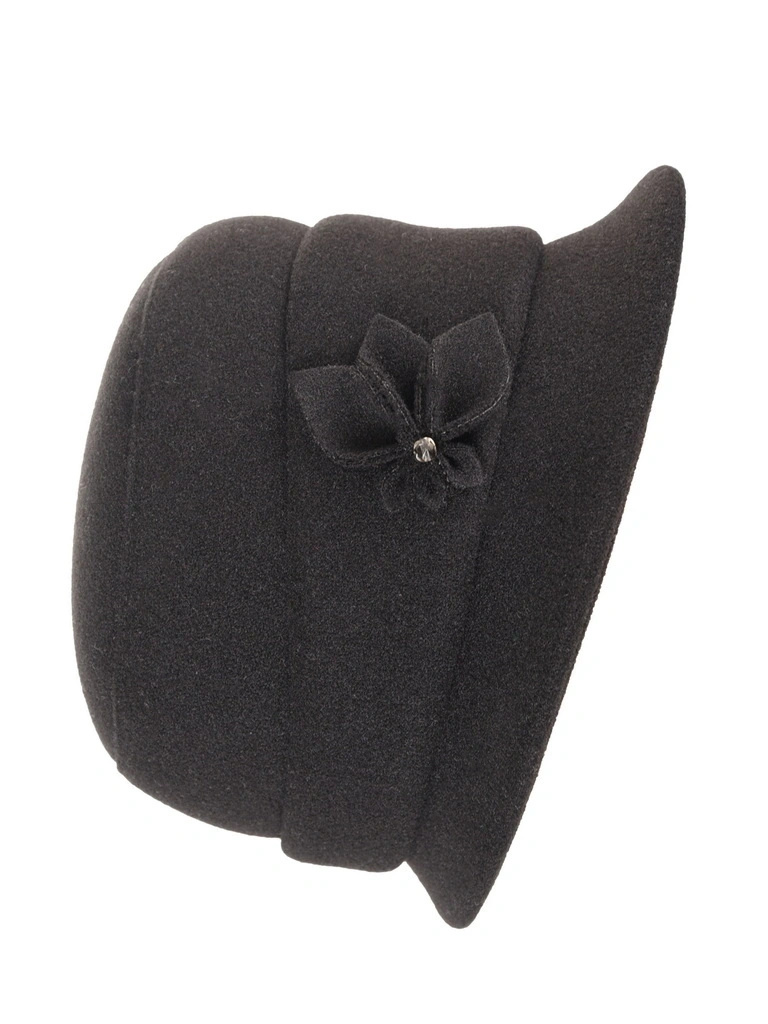 Czarny kapelusz damski typu cloche na jesień – elegancki fason z ozdobną wstawką 42410