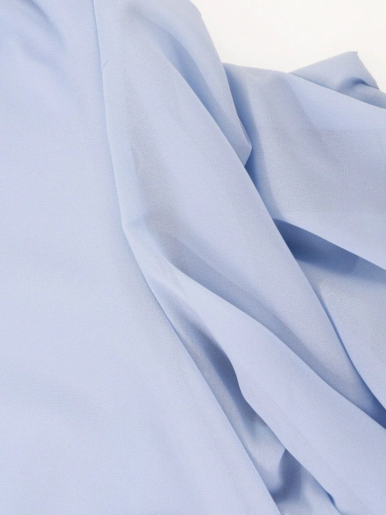 Błękitna sukienka trapezowa midi wizytowa – swobodny fason maskujący biodra 41768