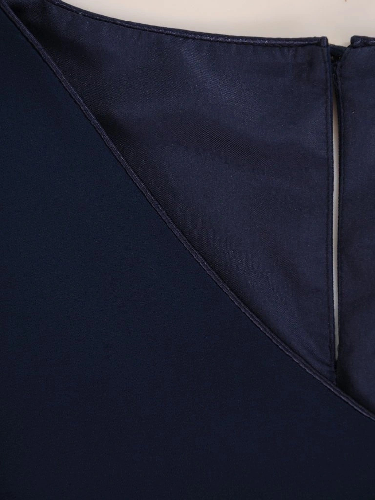 Elegancka granatowa sukienka midi z dekoltem serek – prosty krój z rozszerzanymi rękawami 3/4 26523