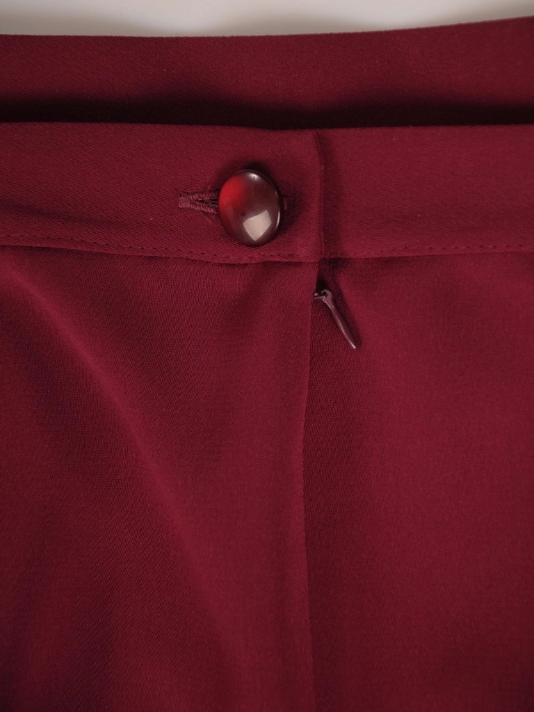 Elegancka bordowa garsonka damska ze spódnicą w kwiaty – prosty fason wysmuklający sylwetkę 33398