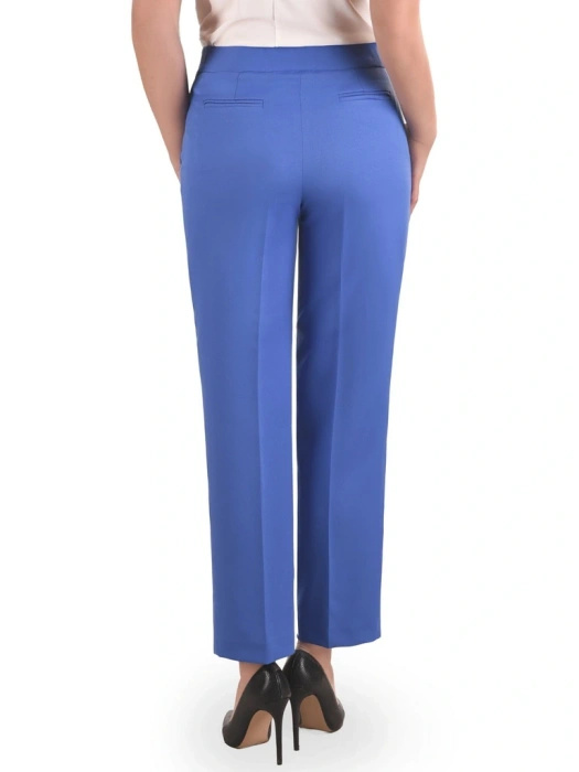 Wizytowy garnitur damski w intensywnym chabrowym kolorze – pięknie porządkujący sylwetkę na ważne wyjścia 41297
