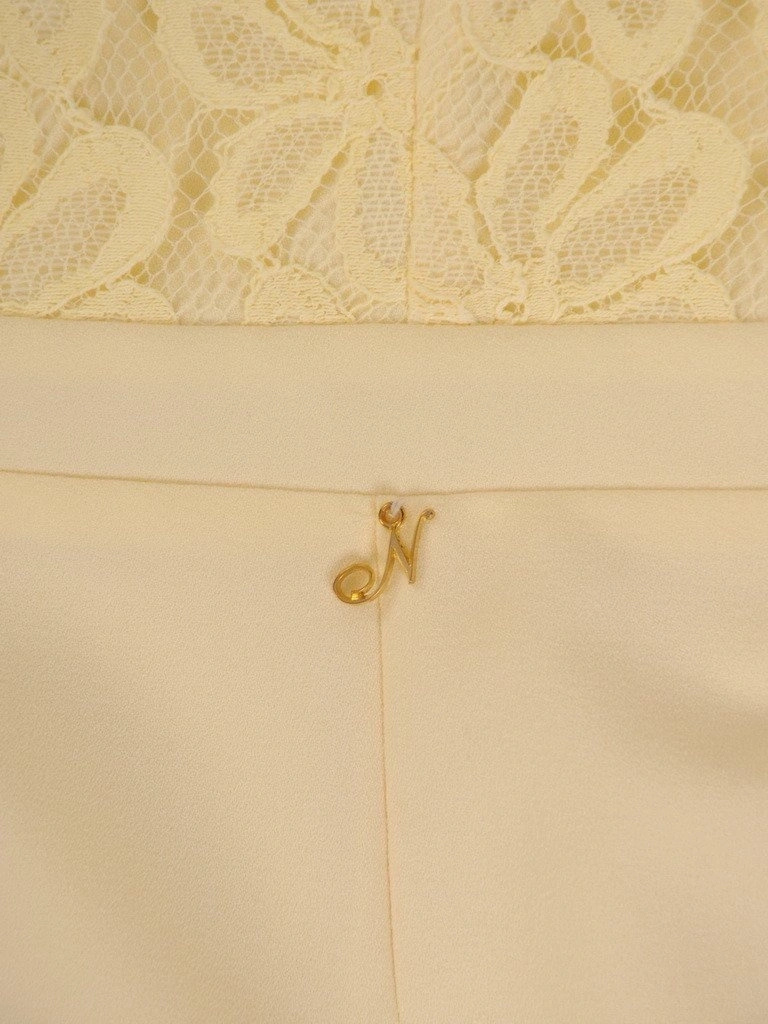 Elegancka żółta sukienka w kwiaty na wesele – prosty krój z dekoltem w serek wysmuklającym szyję 21482