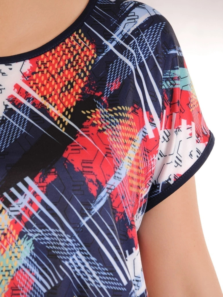 Elegancka sukienka maxi rozkloszowana w wyrazisty wzór – kobiecy fason wysmuklający sylwetkę 33619