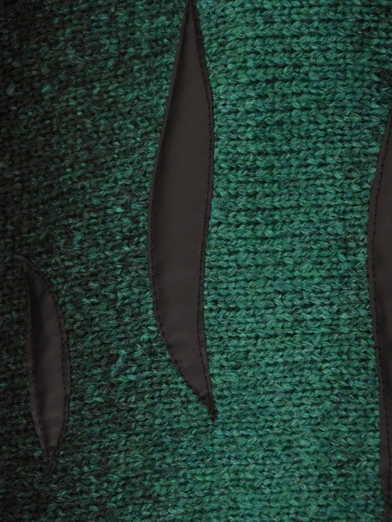 Elegancki zielony sweter damski rozpinany na suwak – wygodny luźny fason z ozdobnymi guzikami 42178