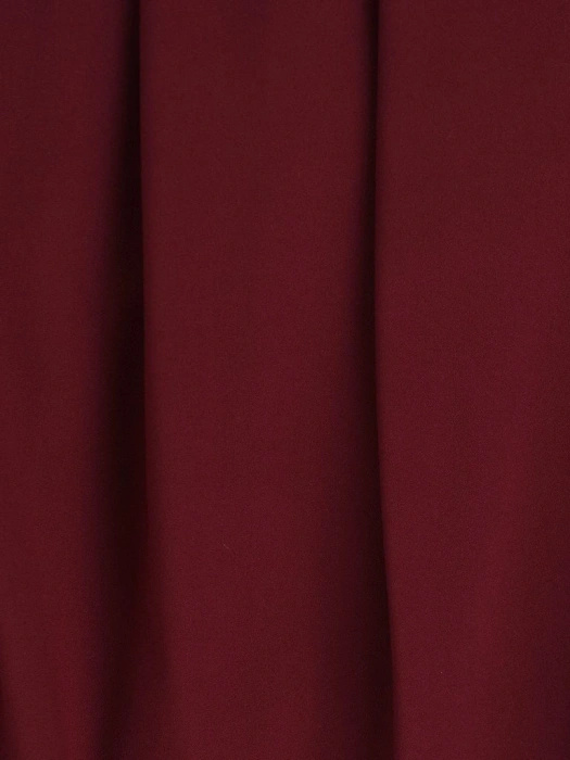 Elegancka bordowa sukienka rozkloszowana z kołnierzykiem – wyszczuplające pionowe przeszycia i rękaw 3/4 14730